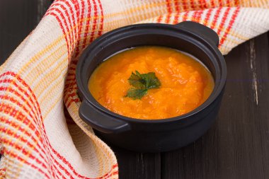 Tahta bir masada balkabağı çorbası