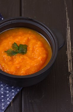 bir küçük siyah tencerede balkabağı çorbası