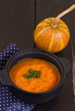 Tahta bir masada balkabağı çorbası
