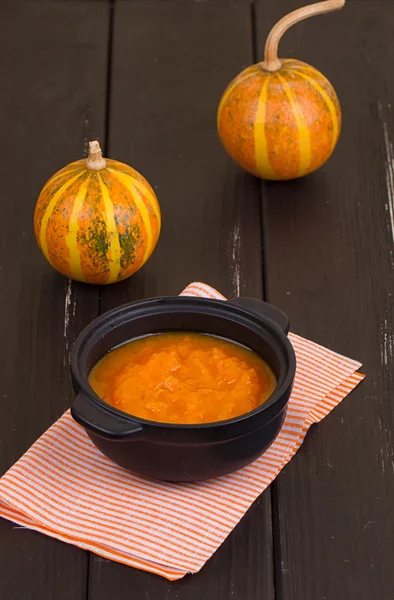 Sopa de calabaza en una mesa de madera — Foto de Stock