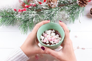 kadın el fincan sıcak kakao ya da çikolata hatmi ile tutarak