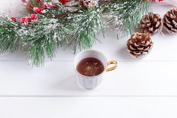 Composição de Natal. Xícara de café, ramos de larício, anis estrela — Fotografia de Stock