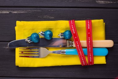 Yılbaşı yeni yıl arka plan. Çatal, bıçak, kaşık ile dekorasyon tatil altın şerit, mavi top sarı peçete ayarlayın