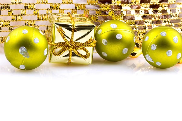 Beyaz renkli yeşil Noel dekorasyon baubles — Stok fotoğraf