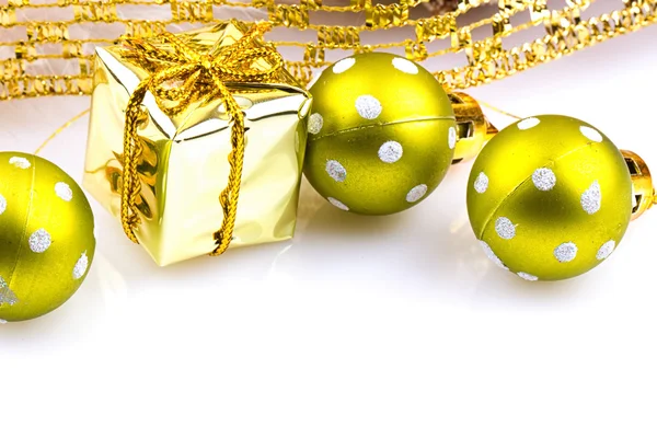 Beyaz renkli yeşil Noel dekorasyon baubles — Stok fotoğraf