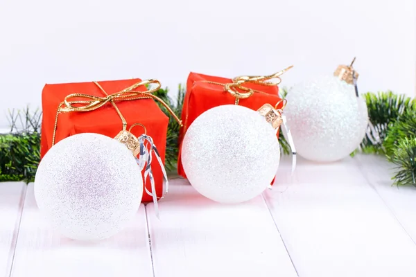Scatola con regali di Natale e decorazioni su sfondo bianco in legno — Foto Stock