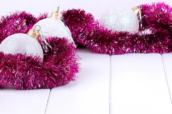 Cartão de Natal com bolas e guirlandas — Fotografia de Stock
