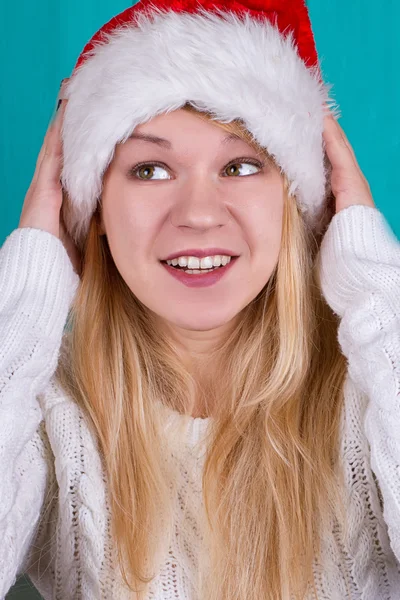 Hermosa mujer en gorra de Navidad — Foto de Stock