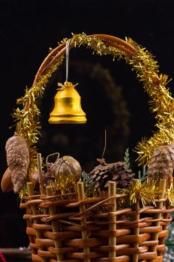 Garland, boncuk, çam kozalakları ve meşe palamudu bir sepet içinde döşeme ile Noel süsler