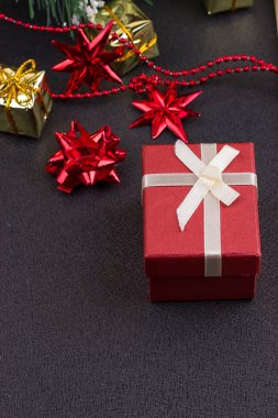 Noel ve yeni yıl koyu ahşap arka plan, sezon süslemeleri ile çerçeveli siyah Xmas kurulu