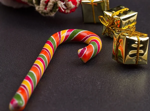 Regalo di Natale, ramo d'albero e decorazioni su sfondo scuro di ardesia — Foto Stock