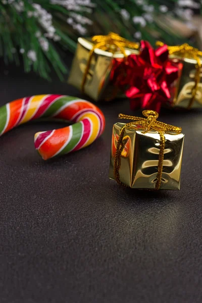 Noel hediyesi, ağaç dalı ve dekorasyonlar kayrak koyu arka plan üzerinde — Stok fotoğraf
