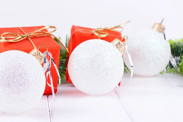 Scatola con regali di Natale e decorazioni su sfondo bianco in legno — Foto Stock