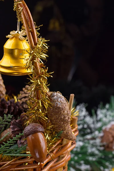 Garland, boncuk, çam kozalakları ve meşe palamudu bir sepet içinde döşeme ile Noel süsler — Stok fotoğraf