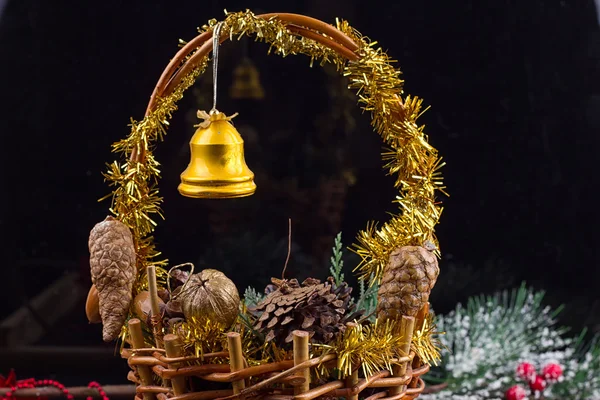 Garland, boncuk, çam kozalakları ve meşe palamudu bir sepet içinde döşeme ile Noel süsler — Stok fotoğraf