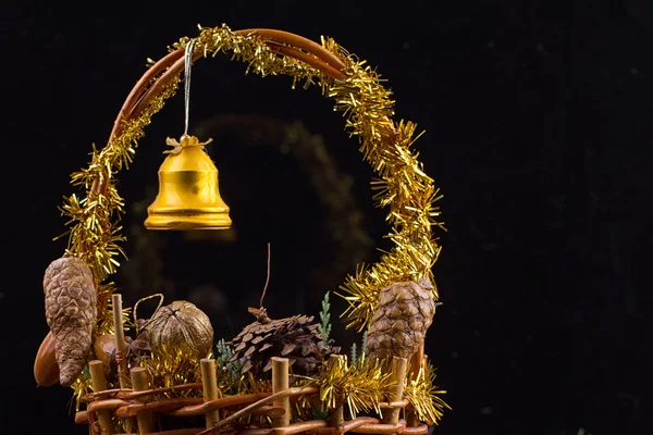 Weihnachtsschmuck mit Perlenkranz, Tannenzapfen und Eicheln in einem Korb — Stockfoto