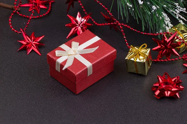 Vánoční nebo novoroční tmavé dřevěné pozadí, vánoční černá deska orámován sezóny dekorace — Stock fotografie