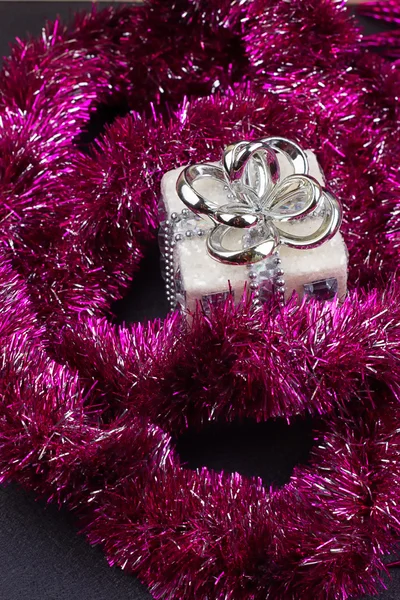 Noel hediyesi ile mor garland — Stok fotoğraf