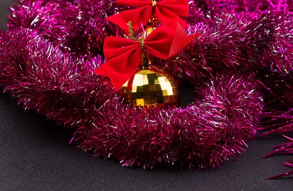 Bolas de Navidad de oro y brillante oropel dorado brillante con arcos rojos —  Fotos de Stock