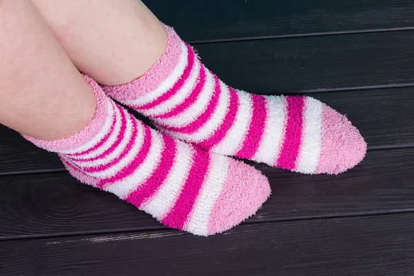 Schöne Beine Frau mit Socken im Stehen — Stockfoto