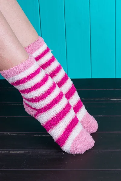Mooie benen vrouw met sokken permanent — Stockfoto
