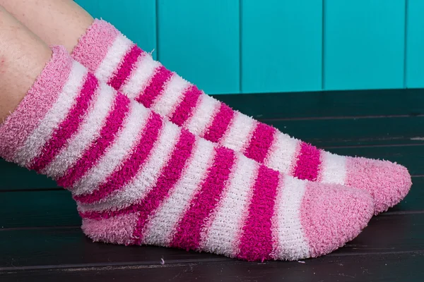 Schöne Beine Frau mit Socken im Stehen — Stockfoto