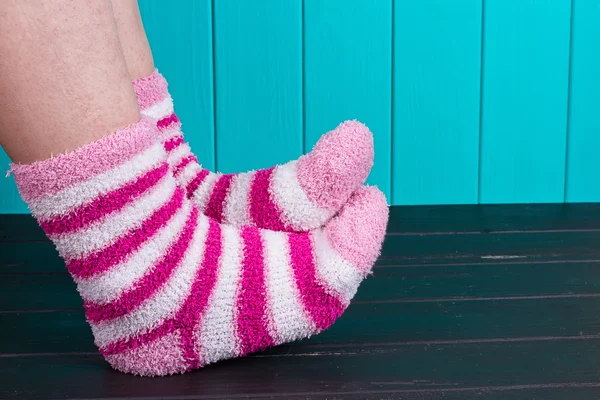 Schöne Beine Frau mit Socken im Stehen — Stockfoto