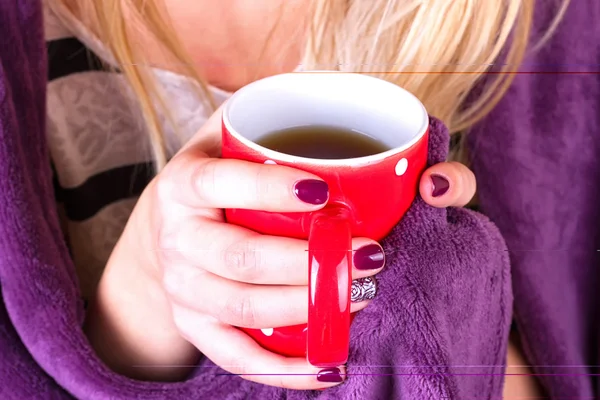 Manos femeninas sosteniendo taza de té caliente —  Fotos de Stock