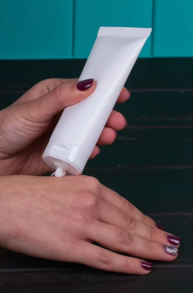 Feminino mão creme espremer fora de tubo — Fotografia de Stock