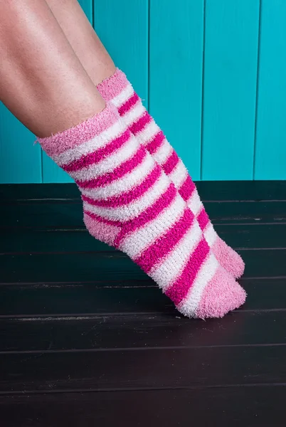 Mooie benen vrouw met sokken permanent — Stockfoto
