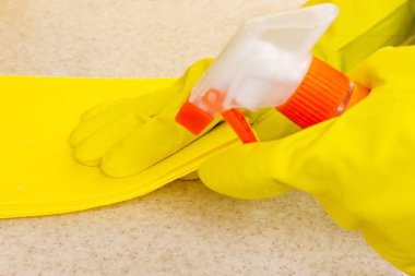 Lastik eldiven elinde yeni bir mutfak temizler