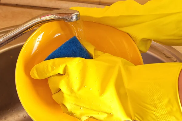 Limpieza de vajilla fregadero de cocina esponja — Foto de Stock