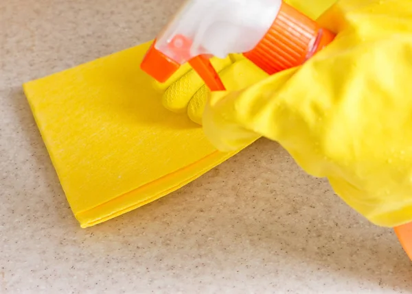 Guante de mano en goma limpia una nueva cocina — Foto de Stock