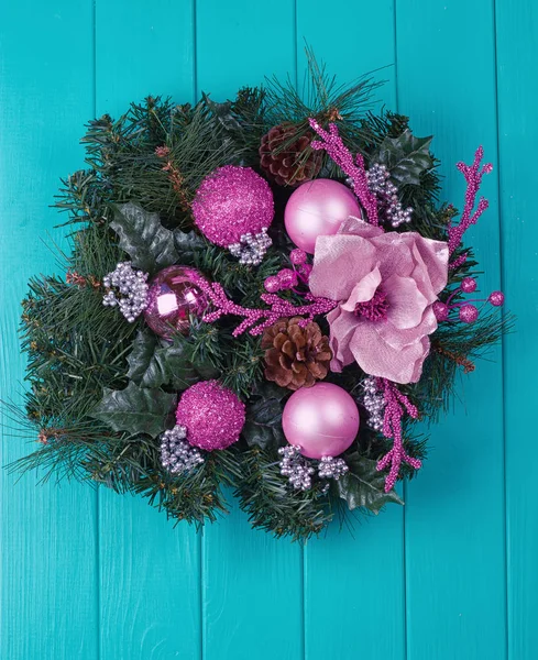 Kerstkrans op een rustieke houten voordeur. — Stockfoto