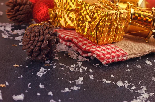 Caja de regalo decorativa de Navidad, bola y tambor —  Fotos de Stock