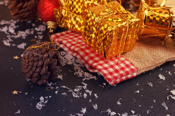 De doos van de decoratieve gift van Kerstmis, de bal en de trommel — Stockfoto