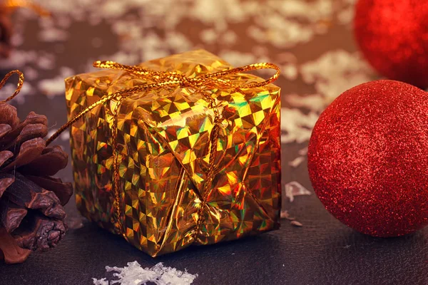 Zlatý box s dárky — Stock fotografie