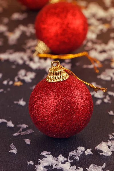 Palla di Natale in raso rosso su nero — Foto Stock