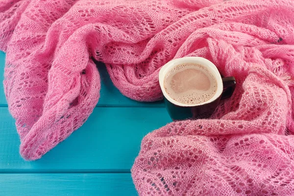 Przytulne zimowe domu tło, filiżankę gorącej kakao z Zefir — Zdjęcie stockowe
