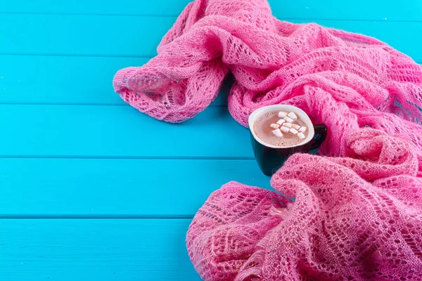 Gemütliches Winterhaus Hintergrund, Tasse heißen Kakao mit Eibisch — Stockfoto