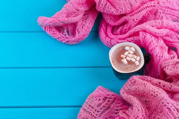 Mysig vinter hem bakgrund, kopp varm choklad med marshmallow — Stockfoto