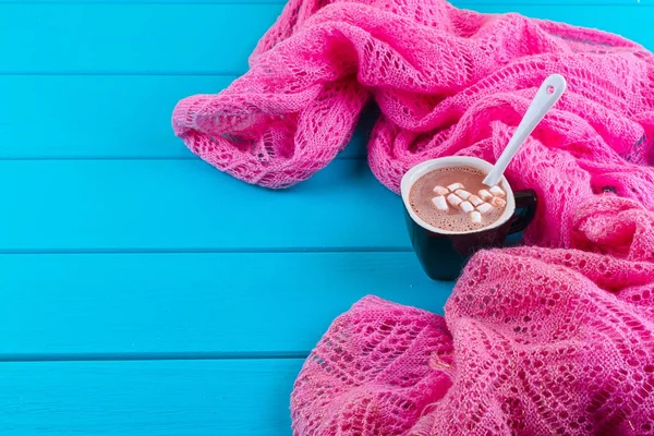 Aconchegante inverno casa fundo, xícara de cacau quente com marshmallow — Fotografia de Stock