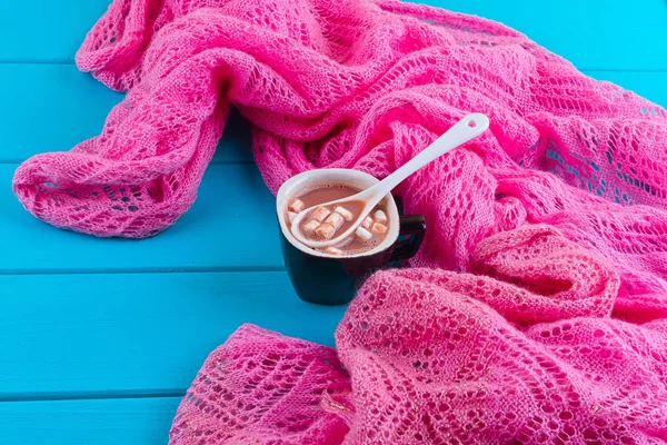 Gezellige winter huis achtergrond, kopje warme chocolademelk met marshmallows — Stockfoto