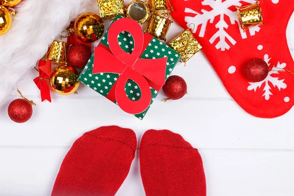 Pies en el suelo. concepto de vacaciones de Navidad —  Fotos de Stock