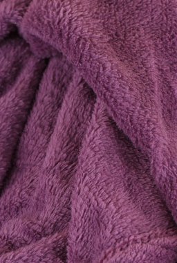 Kabarık mor banyo havlusu