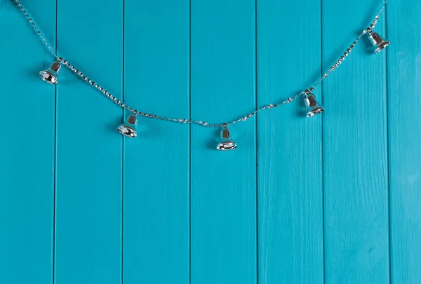 Kerst zilveren Bell op blauwe muur — Stockfoto