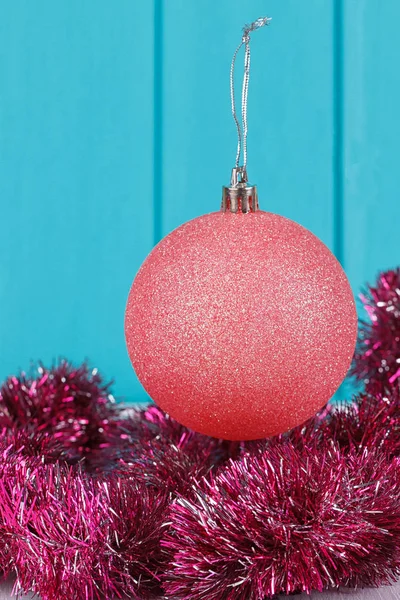 Pink Christmas bola dan karangan bunga — Stok Foto