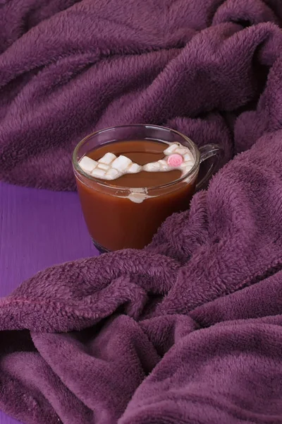 Heiße Schokolade, kuschelige Strickdecke. — Stockfoto