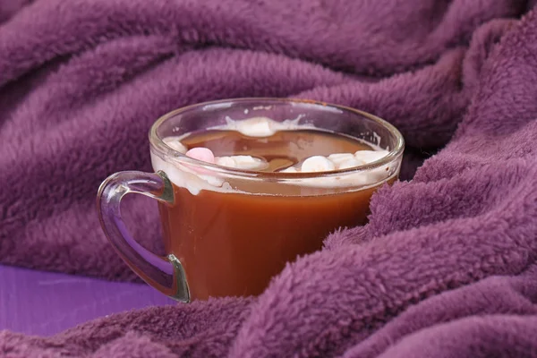 Chocolate caliente, manta de punto acogedor . — Foto de Stock