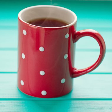 Beyaz bezelye kırmızı Kupası